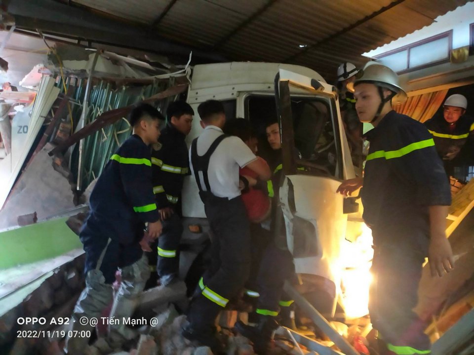 Hà Nội: Cảnh sát cứu tài xế mắc kẹt sau tai nạn - Ảnh 1