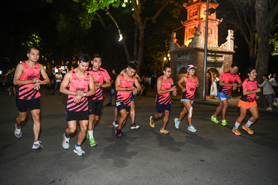 VnExpress Marathon Hanoi Midnight sẽ quay trở lại Thủ đ&ocirc; lần thứ 2, thu h&uacute;t gần 10 ngh&igrave;n vận động vi&ecirc;n đăng k&yacute; tham dự.