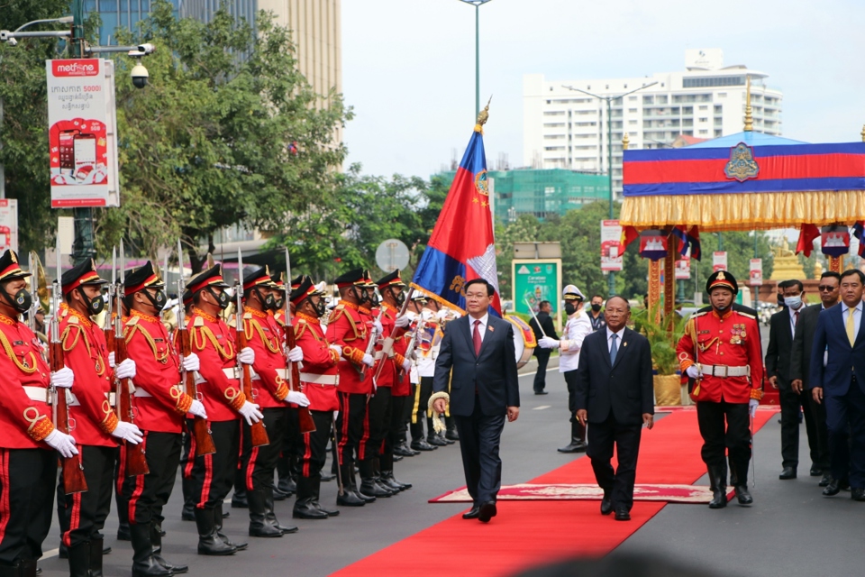 Chủ tịch Quốc hội Vương Đ&igrave;nh Huệ v&agrave; Chủ tịch Quốc hội Campuchia Samdech Heng Samrin duyệt đội danh dự