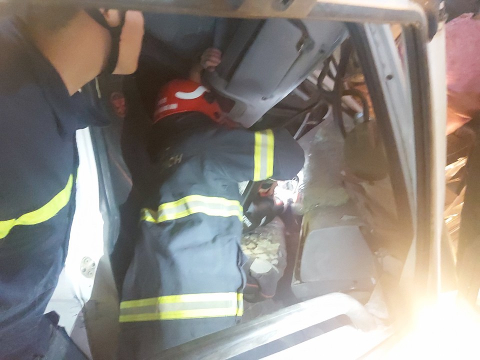 Hà Nội: Cảnh sát cứu tài xế mắc kẹt sau tai nạn - Ảnh 2