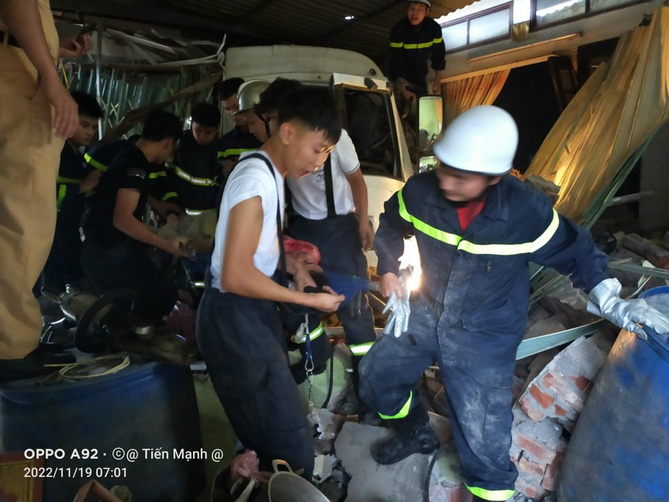 Hà Nội: Cảnh sát cứu tài xế mắc kẹt sau tai nạn - Ảnh 4