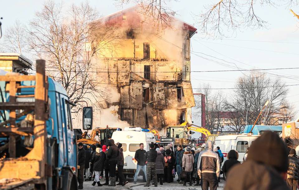 &Iacute;t nhất 9 người thiệt mạng trong vụ nổ kh&iacute; gas l&agrave;m sập một chung cư ở&nbsp;Tymovskoye tr&ecirc;n đảo Sakhalin, v&ugrave;ng Viễn Đ&ocirc;ng của Nga s&aacute;ng sớm ng&agrave;y 19/11. Ảnh: Tass