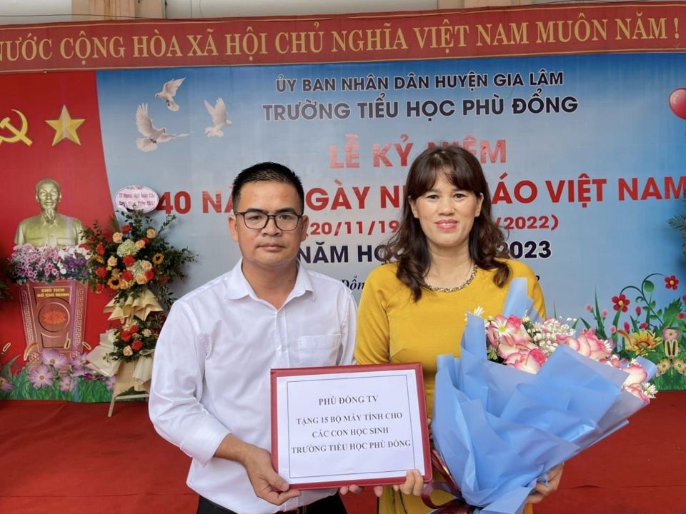 Thầy gi&aacute;o Nguyễn Ngọc Dũng tại buổi trao tặng m&aacute;y t&iacute;nh cho học sinh trường Tiểu học Ph&ugrave; Đổng