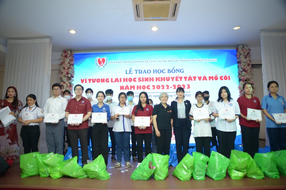 Bà Cao Thoại Phùng (tóc trắng), đại diện Quỹ Phúc lợi xã hội EDEN cùng đại diện Ban Dân vận Thành ủy TP Hồ Chí Minh trao học bổng, quà cho học sinh.  