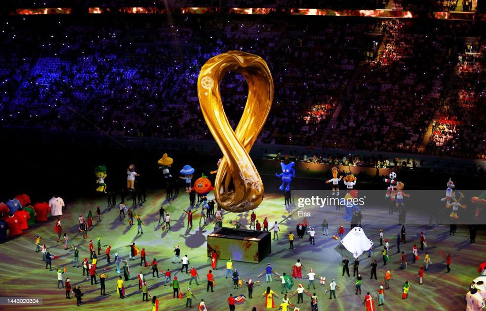H&igrave;nh ảnh logo của VCK World Cup 2022 xuất hiện.&nbsp;Buổi lễ khai mạc đầy m&agrave;u sắc của nước chủ nh&agrave; Qatar.