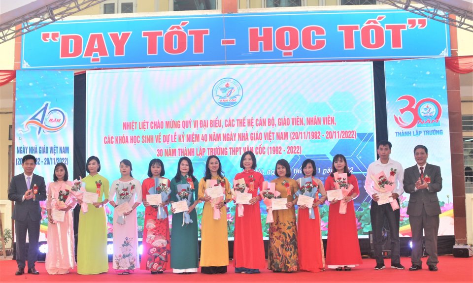 Đại diện Sở Gi&aacute;o dục v&agrave; Đ&agrave;o tạo th&agrave;nh phố H&agrave; Nội v&agrave; l&atilde;nh đạo huyện Ph&uacute;c Thọ trao chứng nhận &ldquo;Chiến sĩ thi đua cấp cơ sở&rdquo; của Sở Gi&aacute;o dục v&agrave; Đ&agrave;o tạo H&agrave; Nội cho c&aacute; nh&acirc;n.