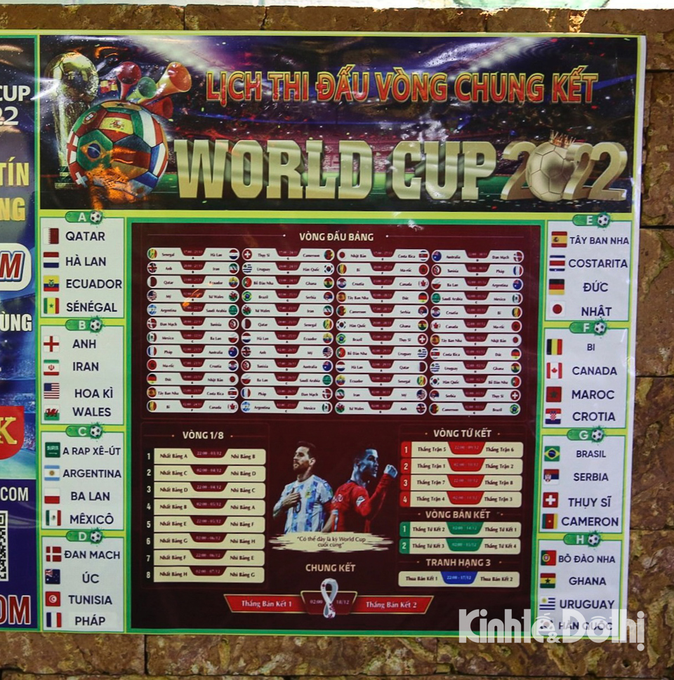 Lịch thi đấu World Cup 2022 được d&aacute;n ngay trong qu&aacute;n.