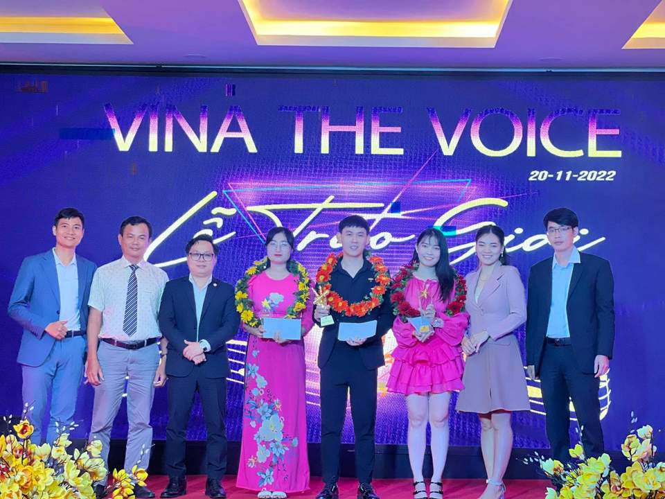 Ban gi&aacute;m khảo c&ugrave;ng chụp h&igrave;nh với ba th&iacute; sinh đạt giải Vina The Voice