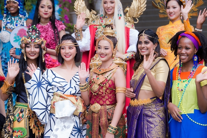 Thí sinh Hoa hậu Du lịch thế giới 2022 trình diễn trang phục dân tộc  - Ảnh 2