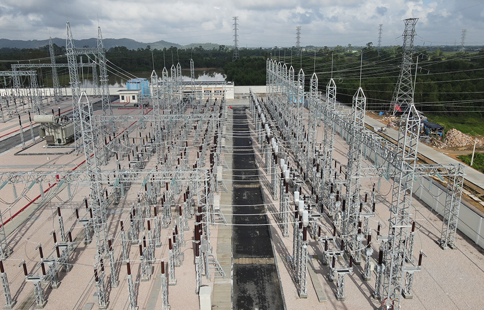 Gi&agrave;n thiết bị tại Trạm biến &aacute;p 220kV Duy Xuy&ecirc;n.