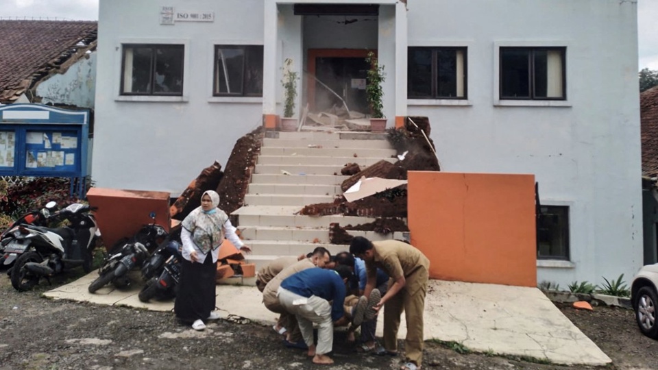 Các quan chức thành phố sơ tán đồng nghiệp bị thương sau trận động đất ở Cianjur, tỉnh Tây Java, Indonesia, ngày 21 tháng 11 năm 2022. Photo: REUTERS