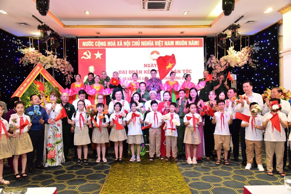 Ngày hội Đại đoàn kết toàn dân tộc tại tổ dân phố số 3 phường Trần Hưng Đạo, quận Hoàn Kiếm. Ảnh: Thanh Hải