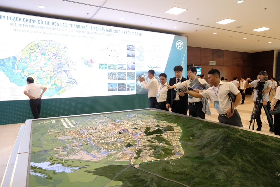 Người dân xem quy hoạch phát triển TP Hà Nội. Ảnh: Công Hùng