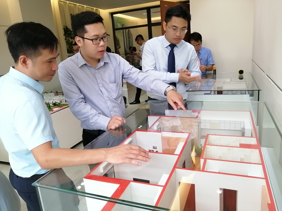 Nhà đầu tư tham khảo dự án bất động sản tại quận Nam Từ Liêm, Hà Nội. Ảnh: Công Hùng