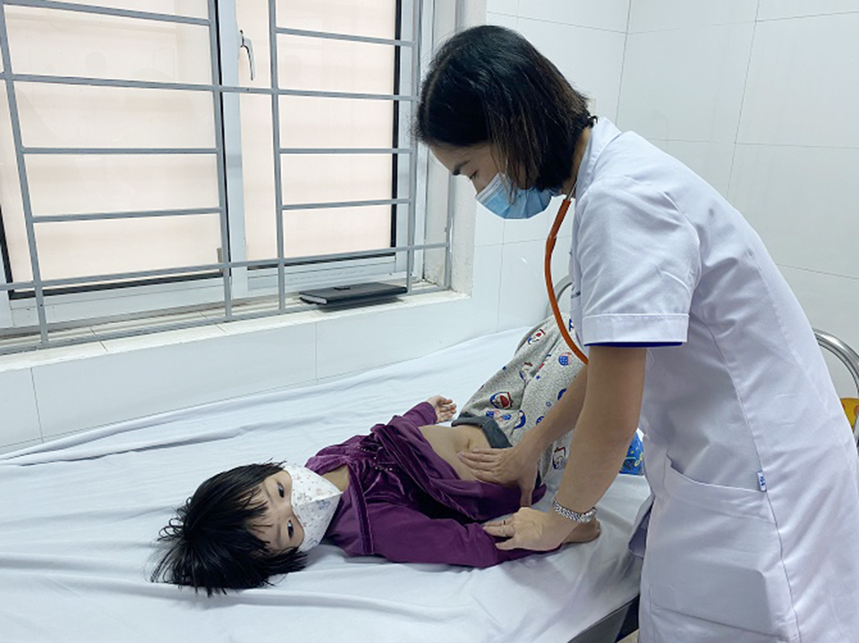 Bác sĩ Đặng Kh&aacute;nh Ly - Trưởng khoa Nhi, BV Đa khoa Đống Đa thăm khám bệnh SXH ở trẻ em.