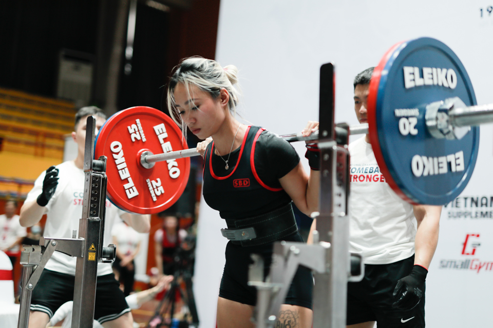 Powerlifting - bộ m&ocirc;n thi đấu sức mạnh, trong đ&oacute; c&aacute;c thi sinh sẽ thực hiện lần lượt 3 b&agrave;i thi Squat (g&aacute;nh tạ), Bench Press (đẩy tạ), Deadlift (k&eacute;o tạ). Ảnh: Tuyết Minh.