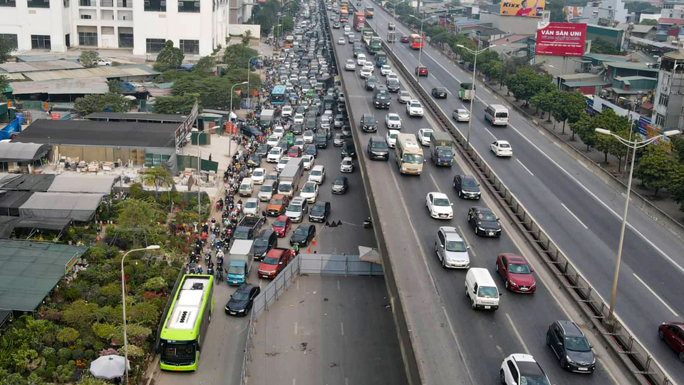 Ùn tắc giao thông trên đường Nguyễn Xiển. Ảnh: Đình Duy