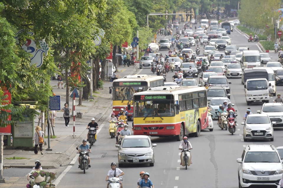 Xe buýt tuyến số 27 hoạt động trên đường Nguyễn Chí Thanh. Ảnh: Phạm Hùng