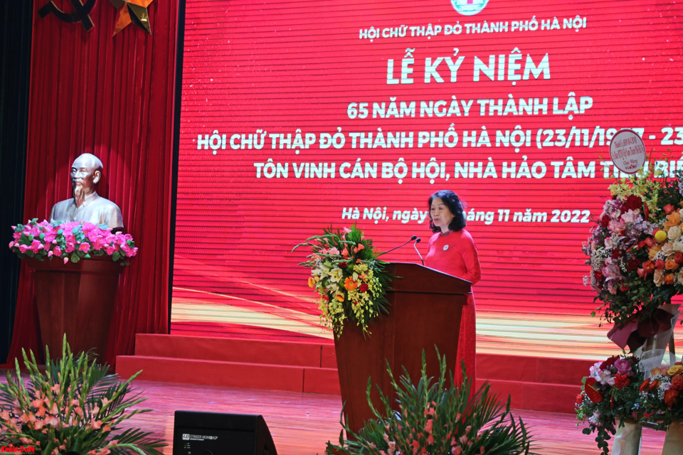 Chủ tịch Trung ương Hội Chữ thập đỏ Việt Nam ghi nhận v&agrave; biểu dương những kết quả đạt được trong 65 năm qua của Hội Chữ thập đỏ TP H&agrave; Nội