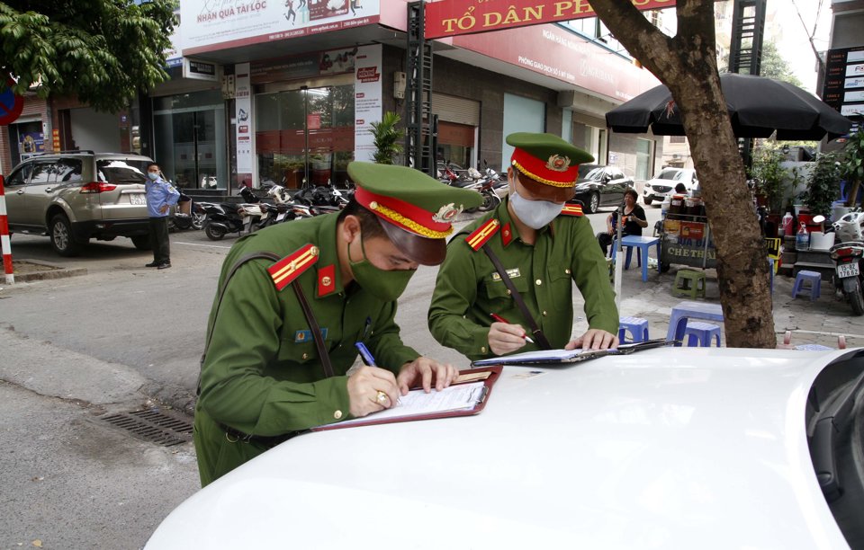 Ban chỉ đạo 197 phường Mai Dịch xử l&yacute; vi phạm trật tự đ&ocirc; thị.