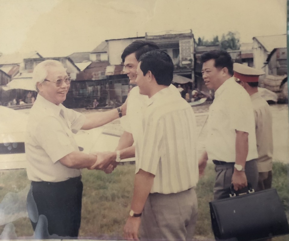Cố thủ tướng V&otilde; Văn Kiệt trong một lần về l&agrave;m việc tại tỉnh Minh Hải (ảnh tư liệu)