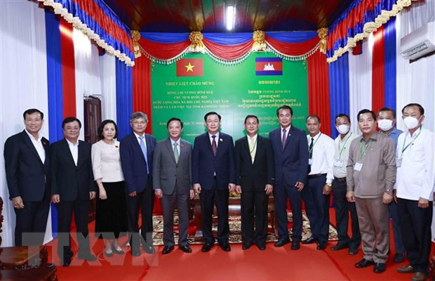 Chủ tịch Quốc hội Vương Đ&igrave;nh Huệ với Ph&oacute; Tỉnh trưởng Kampong Thom Nhek Bankheng c&ugrave;ng đại biểu. (Ảnh: Do&atilde;n Tấn/TTXVN)