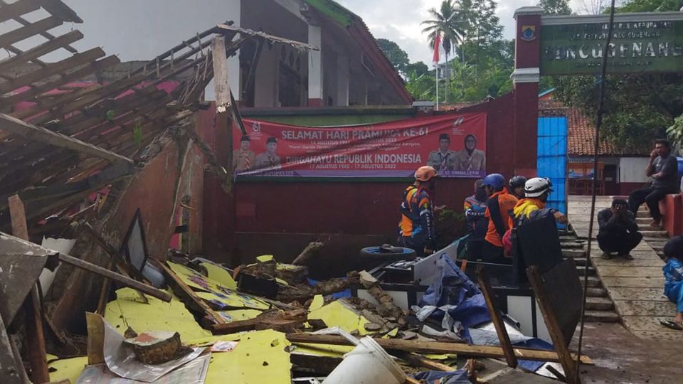 Lực lượng cứu hộ Indonesia tiếp tục đ&agrave;o bới đống đổ n&aacute;t để t&igrave;m những người sống s&oacute;t sau trận động đất kinh ho&agrave;ng h&ocirc;m 21/11. Ảnh: CNN