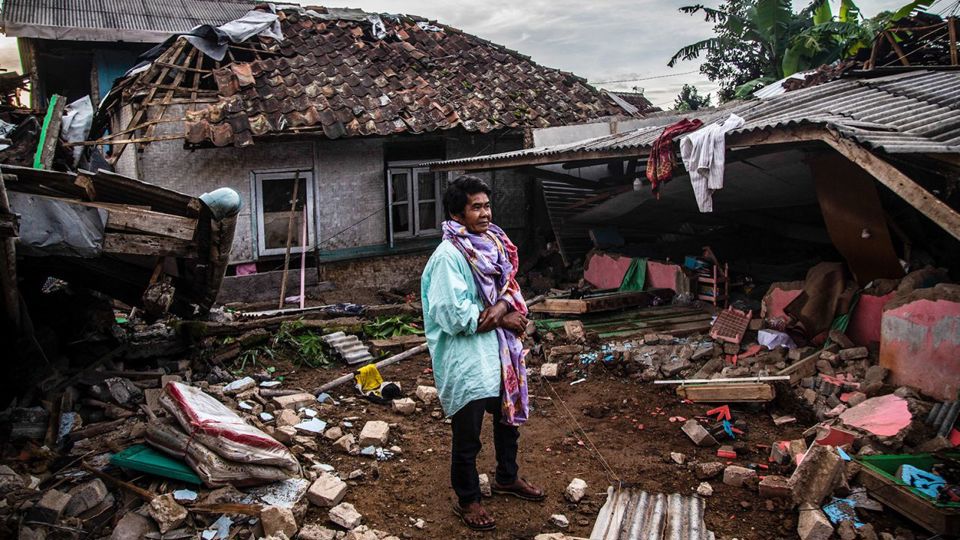 Trận động đất ở tỉnh T&acirc;y Java đ&atilde; ph&aacute; hủy nhiều nh&agrave; d&acirc;n v&agrave; khiến 268 người thiệt mạng. Ảnh: AFP