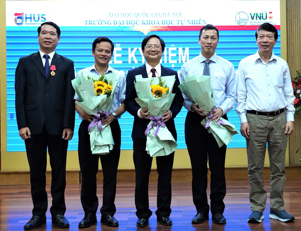 Lãnh đạo trường ĐH Khoa học Tự nhiên, ĐH Quốc gia Hà Nội chúc mừng 3 nhà giáo đạt tiêu chuẩn chức danh Giáo sư năm 2022.