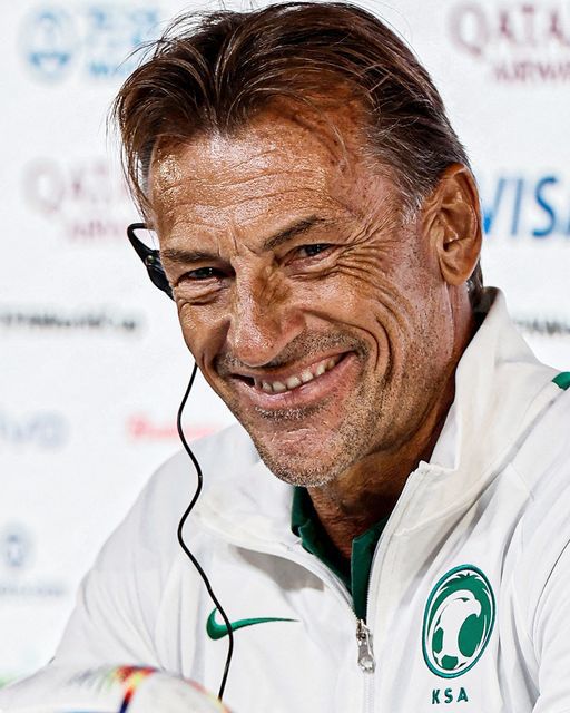 HLV Herve Renard của Saudi Arabia l&agrave; người rất cao tay trong trận đấu n&agrave;y. Ảnh AP