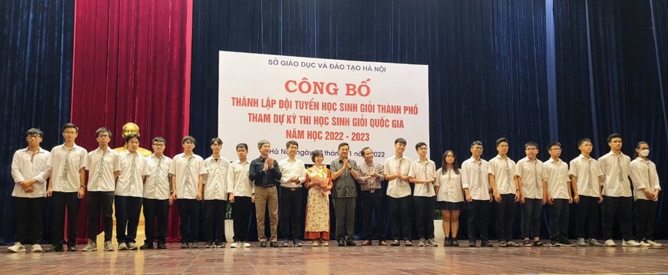 Các học sinh Hà Nội tham gia đội tuyển thi học sinh giỏi quốc gia môn Vật lý năm học 2022- 2023