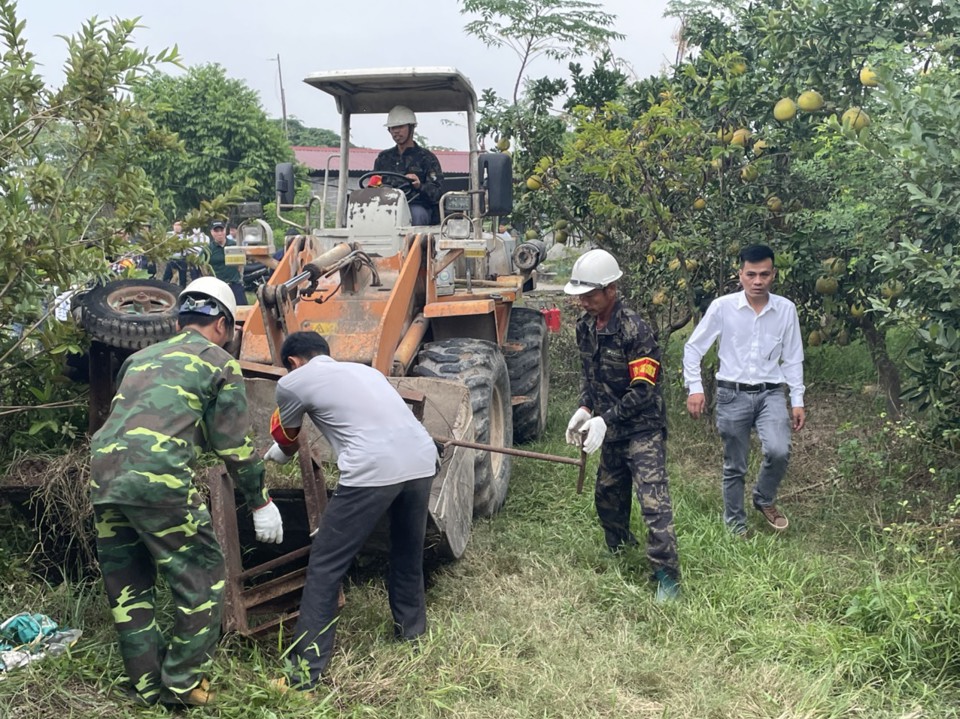 &nbsp;UBND huyện Ph&uacute; Xuy&ecirc;n hỗ trợ b&agrave; Thu thu dọn t&agrave;i sản tr&ecirc;n 4,3ha đất&nbsp;thuộc c&aacute;nh đồng Tr&ograve;n s&aacute;ng 22/11