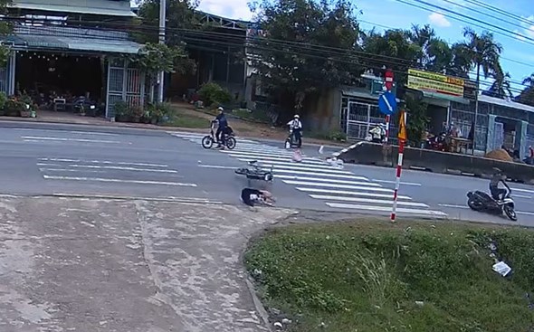 Tai nạn giao thông mới nhất (23/11): Xe máy đâm bò thả rông, một người chết - Ảnh 3