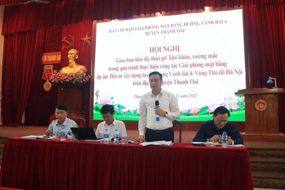 Chủ tịch UBND huyện Thanh Oai Bùi Văn Sáng làm rõ nội dung kiến nghị của các đại biểu về vướng mắc giải phóng mặt bằng đường Vành đai 4. Ảnh: Ngọc Ánh