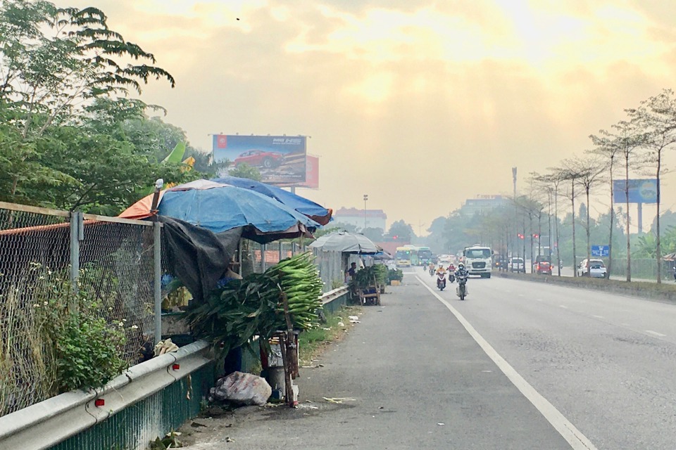 N&ocirc;ng sản (chủ yếu l&agrave; ng&ocirc;) ngang nhi&ecirc;n được b&agrave;y b&aacute;n ven tuyến Quốc lộ 2. Ảnh: L&acirc;m Nguyễn.