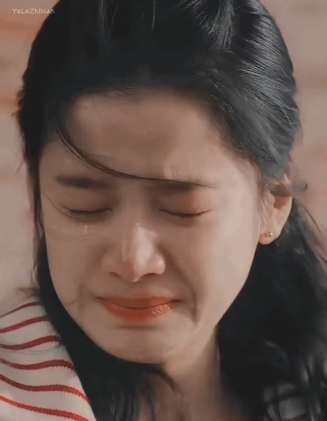 Châu Tấn, học trò, cảnh khóc - Được thể hiện bởi Châu Tấn, nhân vật học trò đầy tình cảm trong cảnh khóc đầy xúc động. Hãy cùng chiêm ngưỡng hình ảnh đẹp của anh chàng này trong cảnh quay đầy cảm xúc này.