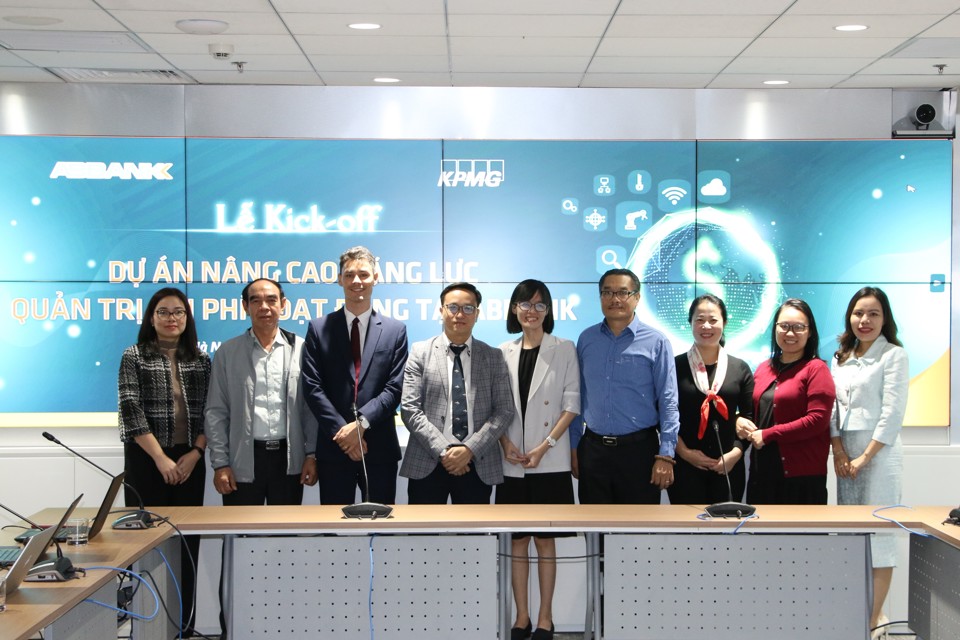 Đại diện Ban L&atilde;nh đạo ABBANK v&agrave; KPMG