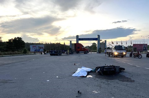 Tai nạn giao thông mới nhất (24/11): Xe máy chở 3 người tông vào hộ lan - Ảnh 3