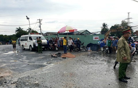 Tai nạn giao thông mới nhất (24/11): Xe máy chở 3 người tông vào hộ lan - Ảnh 4