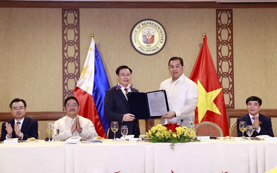 Chủ tịchHạ viện Martin Romualdez traoNghị quyết số 571 về tăng cường hợp tác giữa Philippines vàViệtNam cho Chủ tịch Quốc hộiVương ĐìnhHuệ. Ảnh:DoãnTấn