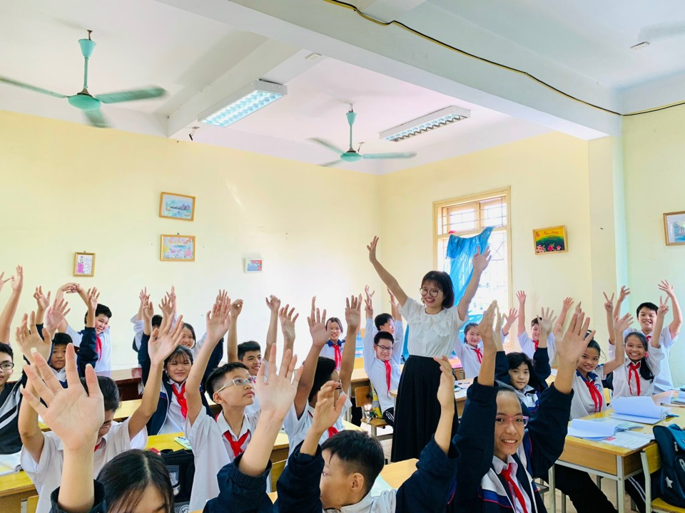 Cô giáo Đào Thị Hải Yến – Giáo viên trường THCS Bình Minh bên các học trò. Ảnh: Ánh Ngọc