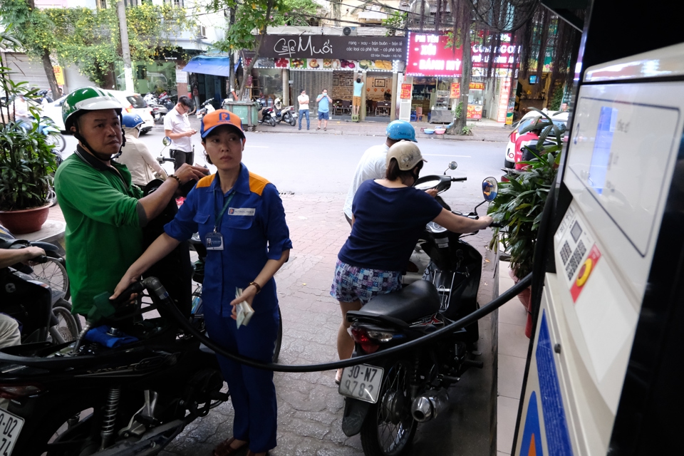 Người dân mua xăng tại cửa hàng trên đường Trần Hưng Đạo, Hà Nội. Ảnh: Phạm Hùng