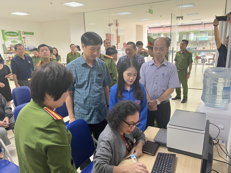 Trung tướng Nguyễn Duy Ngọc kiểm tra tại Ban chỉ đạo Đề &aacute;n 06 quận T&acirc;y Hồ, ở phường Xu&acirc;n La.