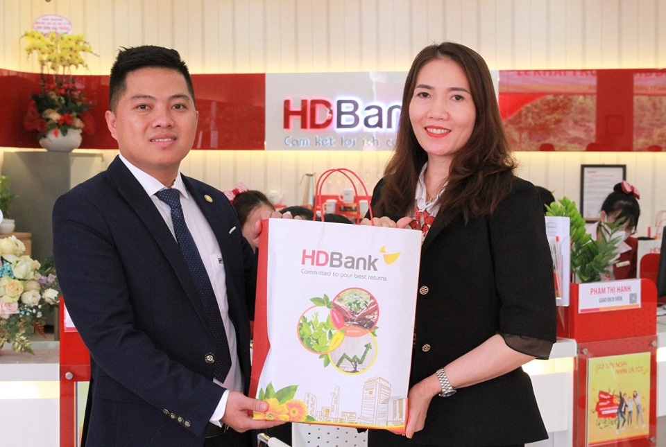 Trong kh&ocirc;ng kh&iacute; tưng bừng của lễ khai trương, HDBank Tuy Đức - Đắk N&ocirc;ng cũng d&agrave;nh nhiều phần qu&agrave; hấp dẫn cho kh&aacute;ch h&agrave;ng đến giao dịch c&ugrave;ng với nhiều chương tr&igrave;nh khuyến m&atilde;i - Ảnh: HDBank