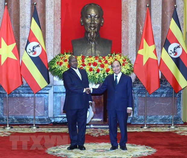 Chủ tịch nước Nguyễn Xu&acirc;n Ph&uacute;c đ&oacute;n Tổng thống Uganda Yoweri Kaguta Museve. (Ảnh: Thống Nhất/TTXVN)