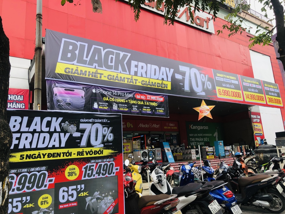 Hệ thống điện m&aacute;y MediaMart thu h&uacute;t đ&ocirc;ng đảo kh&aacute;ch đến mua sắm trong ng&agrave;y Black Friday