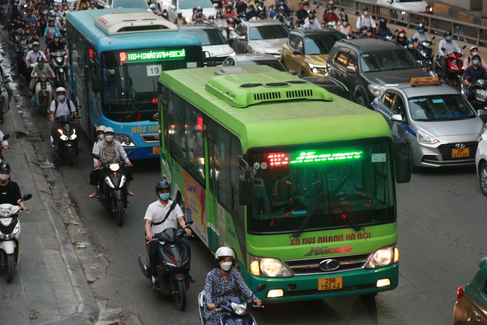 Xe buýt chật vật lưu thông cùng các phương tiện khác trong ùn tắc. Ảnh: Phạm Công