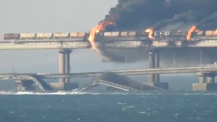 Cầu Krech nối đất liền Nga với b&aacute;n đảo Crimea bị đ&aacute;nh bom h&ocirc;m 8/10/2022. Ảnh: AFP