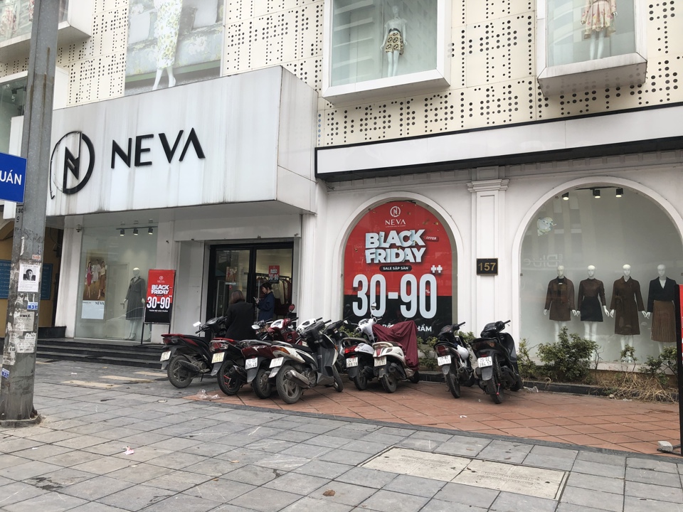 Hà Nội: Sôi động mua sắm ngày Black Friday, vô vàn sản phẩm sale sập sàn - Ảnh 2