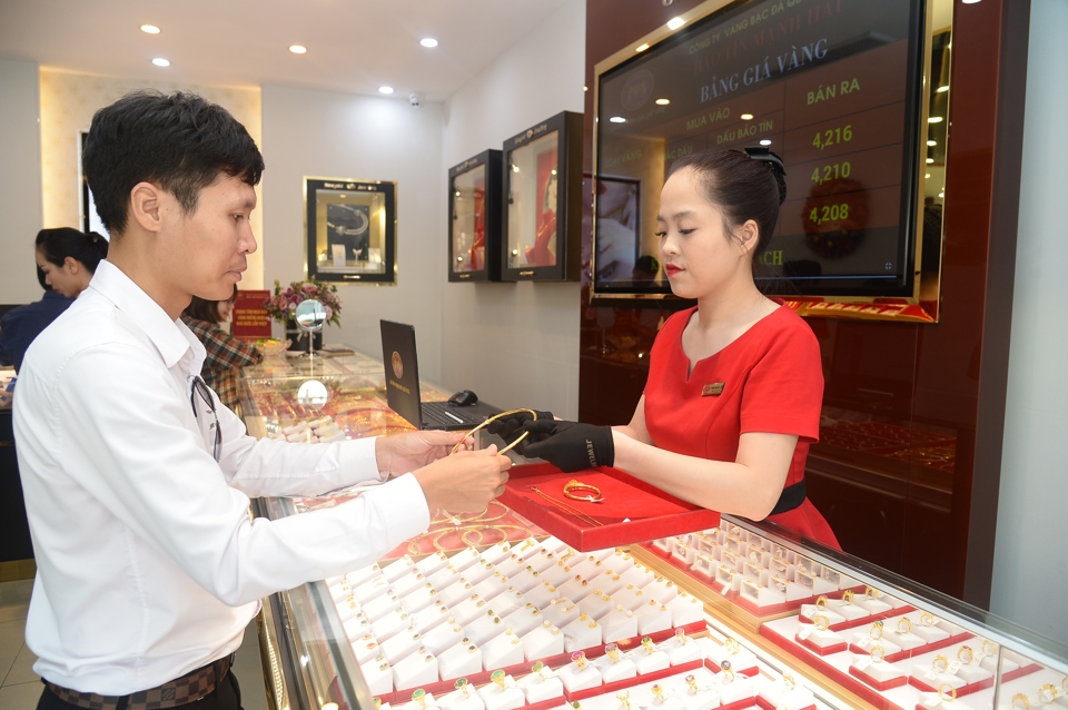 Mua bán vàng tại cửa hàng trên đường Trần Duy Hưng, Hà Nội. Ảnh: Phạm Hùng